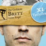 Vorschaubild: Das Goldene Brett 2023 - Gesicht mit goldenem Brett vor dem Kopf, Sujet mit Störer